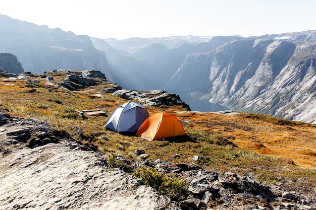 Twee tenten in de Noorse bergen.