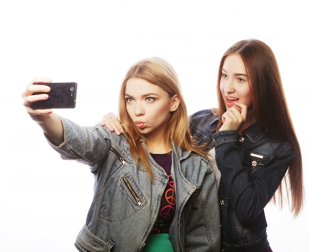 Twee tieners nemen foto met smartphone