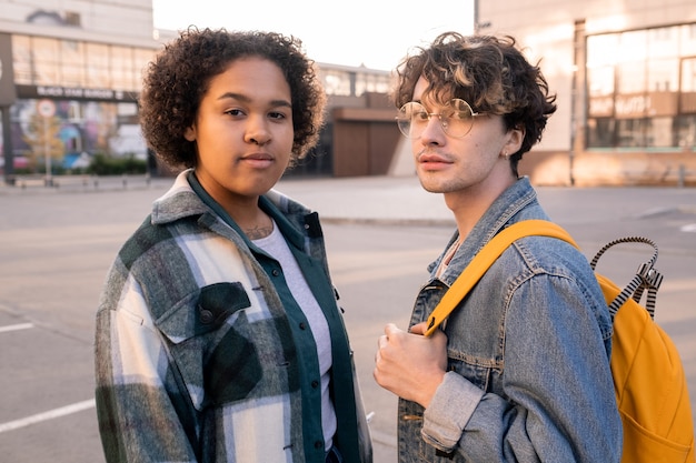 Foto twee tienerstudenten in vrijetijdskleding die op straat staan