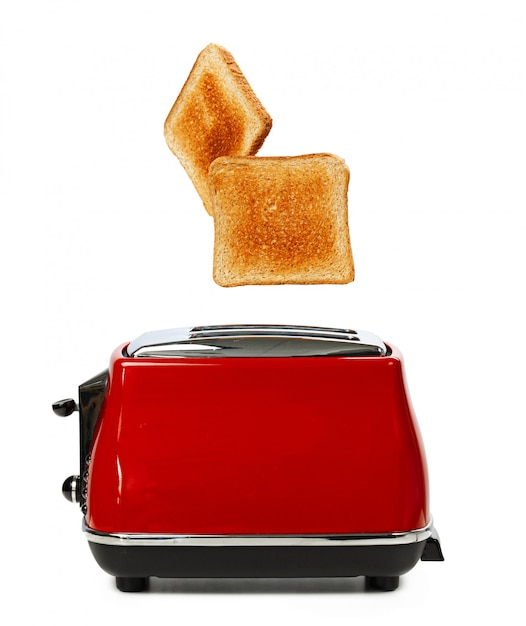 Foto twee toasts springen uit rode broodrooster tegen wit