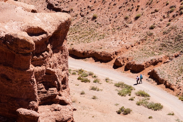 Twee toeristen gaan naar de kloof van kloofcharyn in Kazachstan