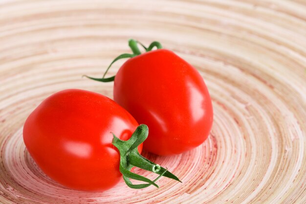 Twee tomatenclose-up op houten lijst