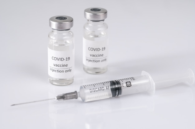 Twee tubes COVID-19 coronavirusvaccin