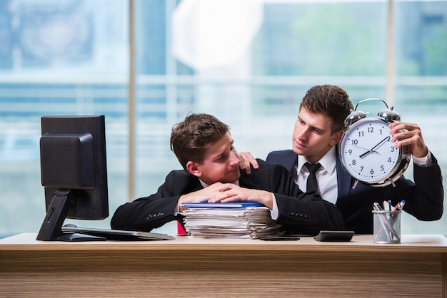 Twee tweelingen zakenlieden ruzie met elkaar over deadline