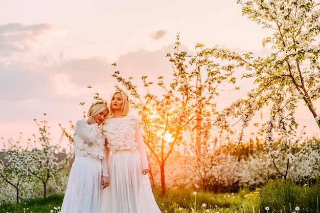 twee tweelingzusjes in een kersenboomgaard