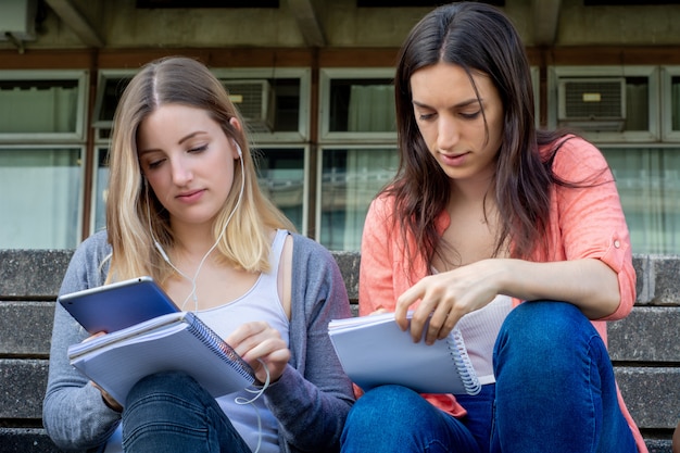 Twee universitaire studenten die samen buitenshuis studeren