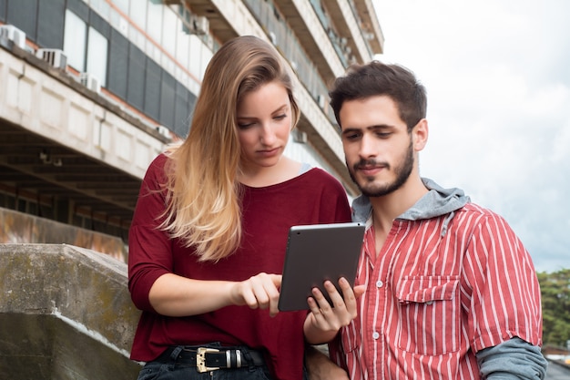 Twee universitaire studenten studeren samen buitenshuis