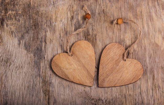 Twee valentines op de oude houten achtergrond