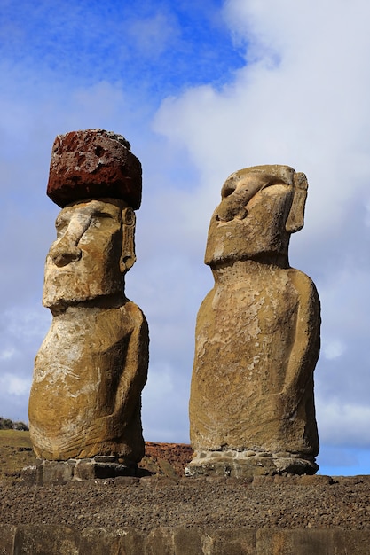 Foto twee van de vijftien moai-standbeelden van het ceremoniële platform van ahu tongariki, paaseiland, chili