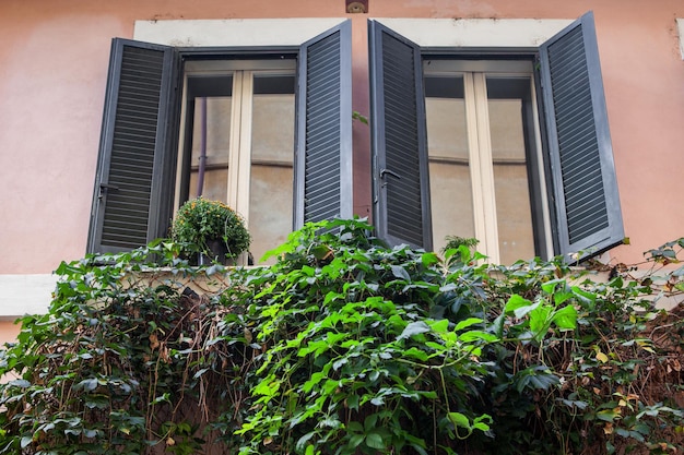 Twee vensters vertegenwoordigd in een oud gebouw of huis in rome