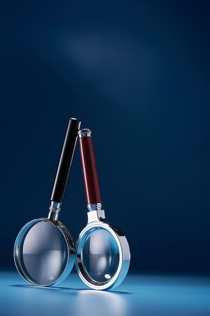 Twee vergrootglas tegen blauwe achtergrond