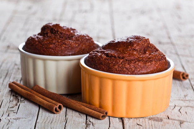 Twee vers gebakken browny cakes en kaneelstokjes