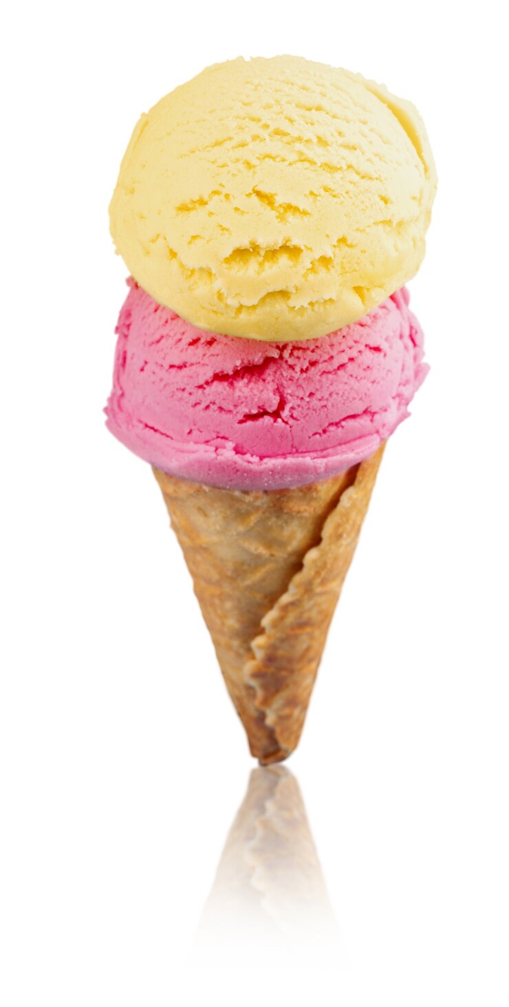 Foto twee verschillende smaak ijs scoops met kegel op witte achtergrond
