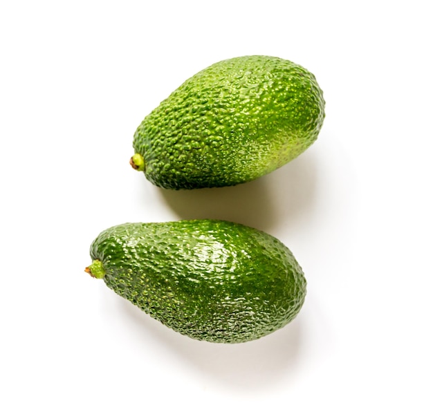 Twee verse avocado's geïsoleerd op een witte achtergrond