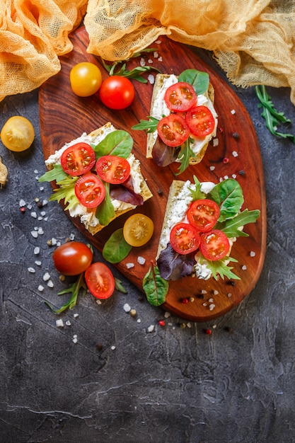 Twee verse broodjes met cherry tomaten