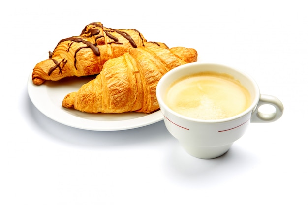 Twee verse croissants en koffie op een witte achtergrond