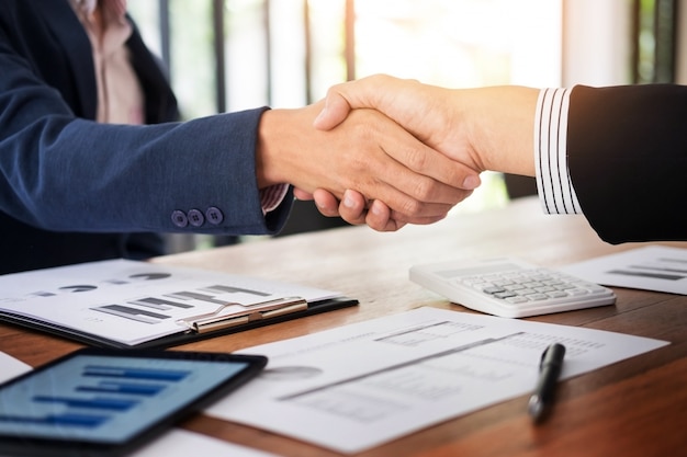 Foto twee vertrouwen zakenman handen schudden tijdens een vergadering in het kantoor, succes, handel, groet en partner concept.