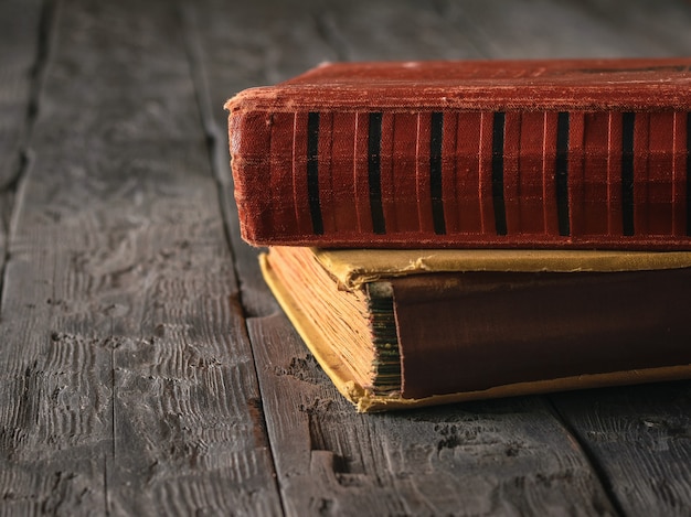 Twee vintage boeken op een donkere houten tafel. Literatuur uit het verleden.