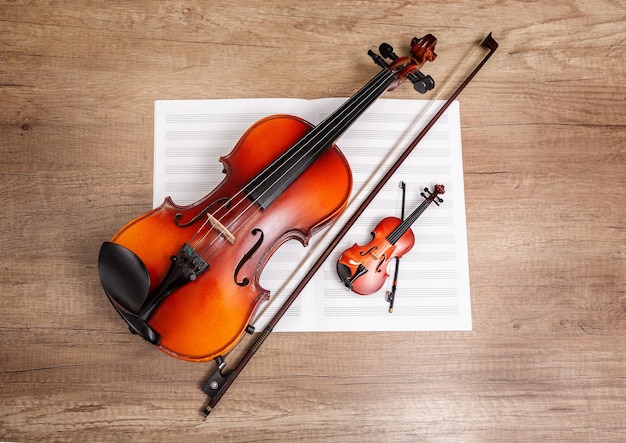 Twee violen en een muziekboek