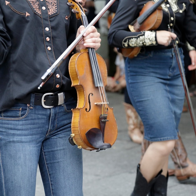 Twee violistenvrouwen die een van de volkskostuums van Noord-Amerika dragen