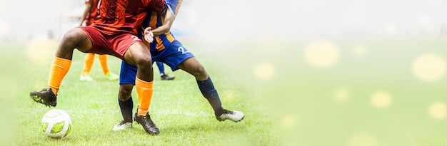 Foto twee voetbalvoetballer die een bal dribbelt tijdens de wedstrijd in het stadionbannerontwerp