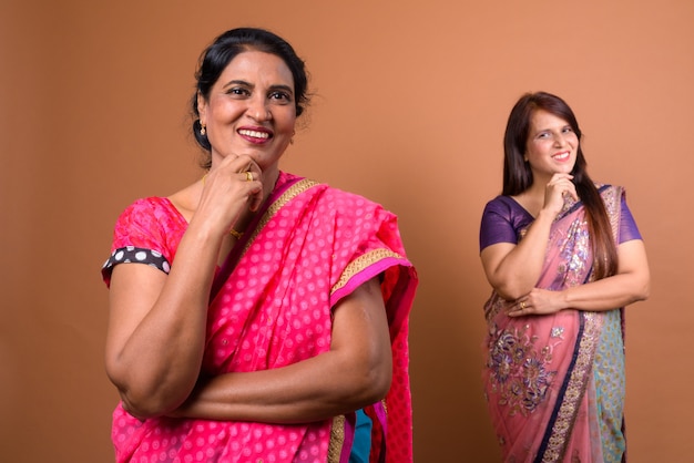 twee volwassen Indiase vrouwen die samen Sari Indiase traditionele kleding dragen