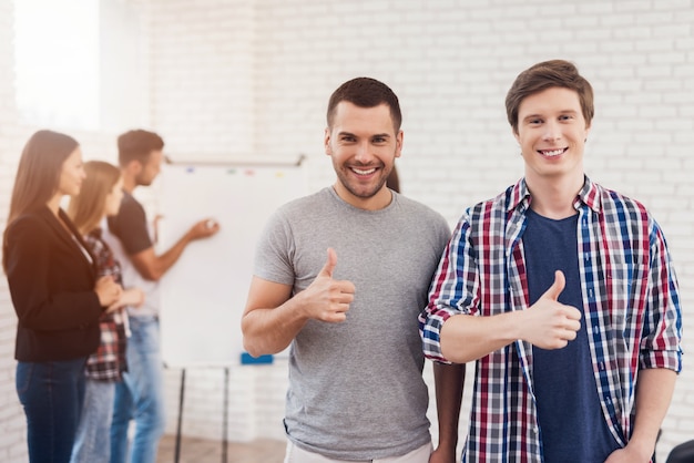 Twee volwassen succesvolle mannen duimen opdagen