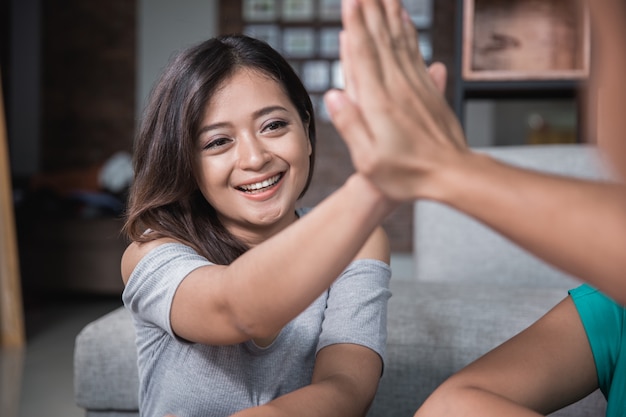 Twee vriend hand schudden tijdens het studeren