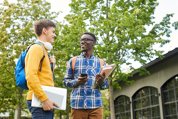 Twee vrienden chatten op de universiteit