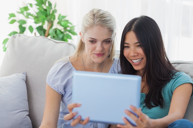 Twee vrienden die foto met tabletpc nemen