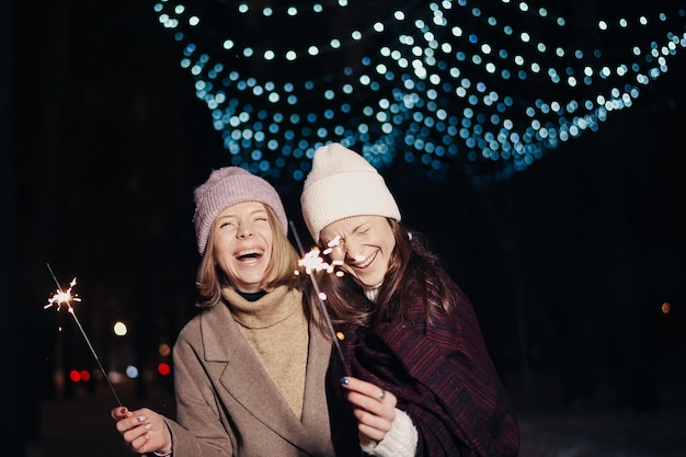 Foto twee vrienden die samen op straat lopen en lachen