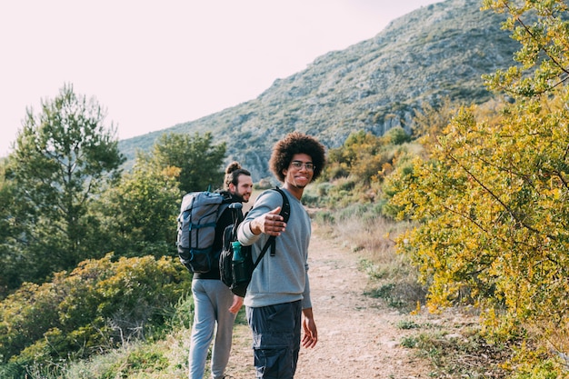 Twee vrienden die samen wandelen