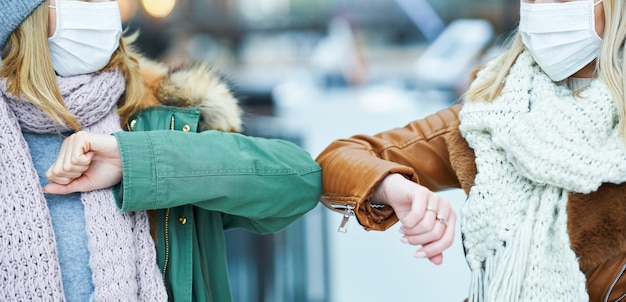 twee vrienden die samen winkelen met een masker, coronavirusconcept