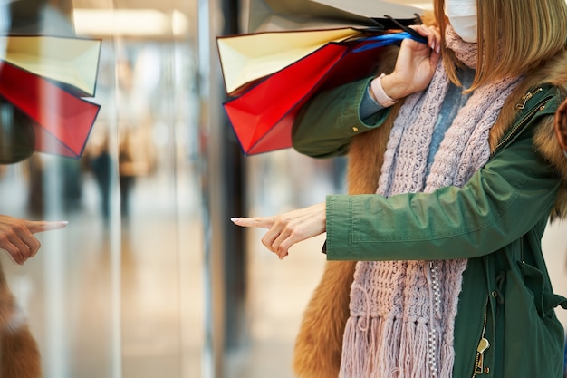 twee vrienden die samen winkelen met een masker, coronavirusconcept