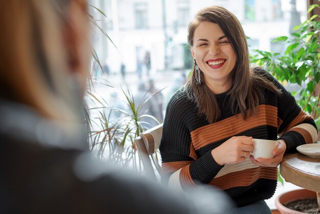 Twee vrienden in een café bij het raam