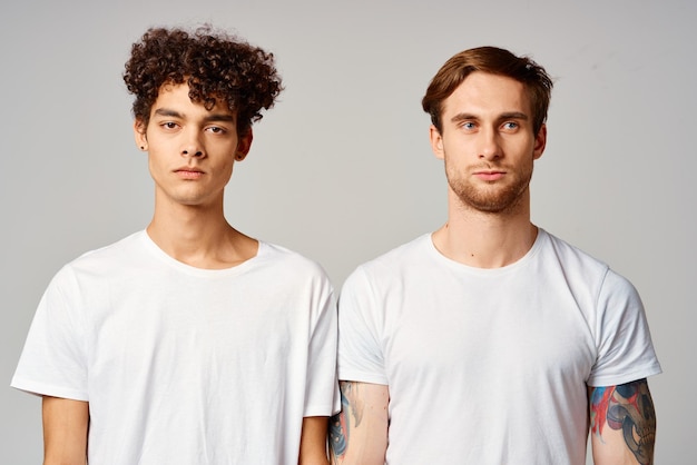 Twee vrienden in witte t-shirts leuke emoties geïsoleerde achtergrond