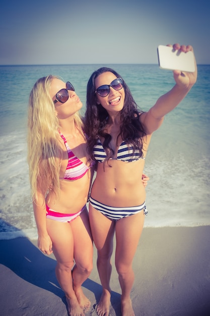 twee vrienden in zwemkleding nemen een selfie