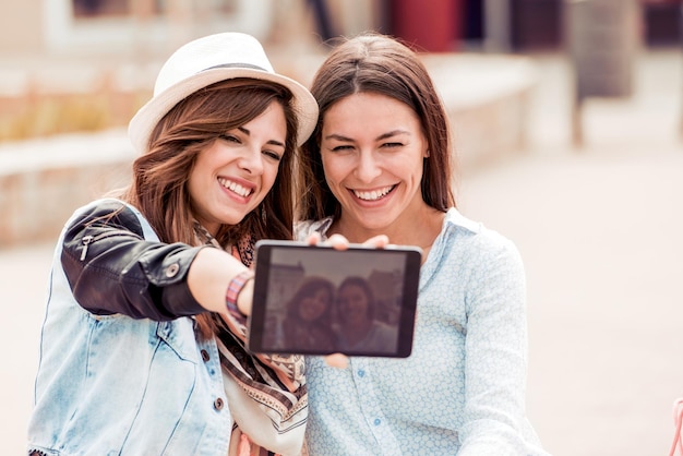 Twee vrienden maken een selfie in de stad