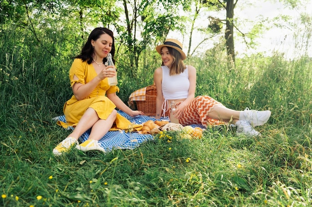 Twee vrienden op een blauwe deken voor een buitenpicknick