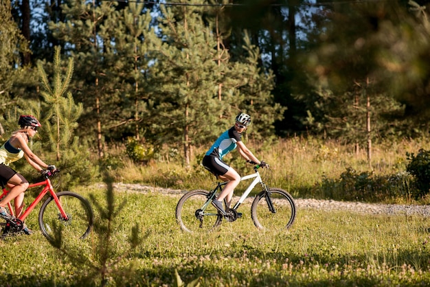 Twee vriendinnen die offroad fietsen in het bos