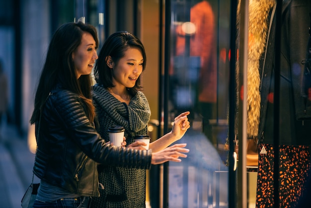 Twee vriendinnen ontmoeten elkaar in tokio