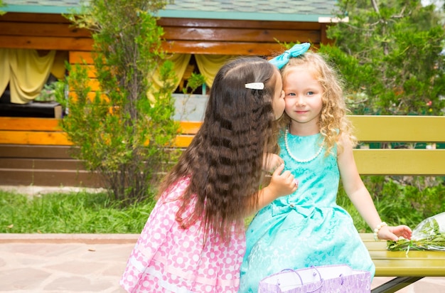 Twee vriendinnen Schattige kleine kinderen op gelukkige verjaardag Kid in park