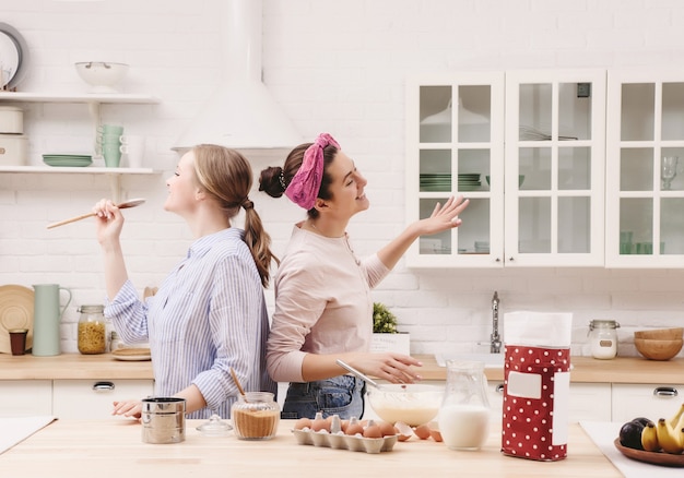 Twee vrolijke vrienden koken samen. Vriendenchef-kok Cook Cooking Concept