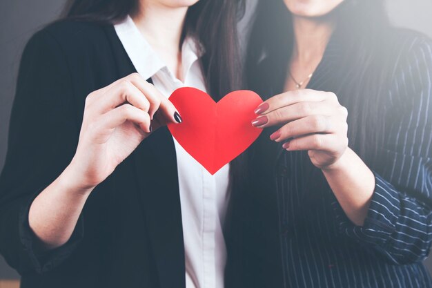 Twee vrouw met rood hart