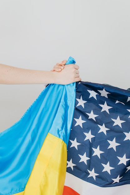 Twee vrouw met vlag Oekraïne en USA