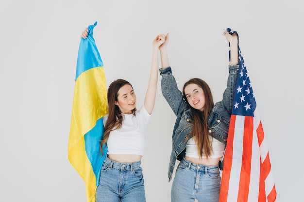 Twee vrouw met vlag Oekraïne en USA