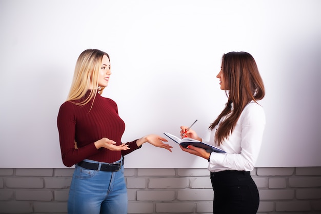 Twee vrouwelijke collega's in kantoor samen te werken.