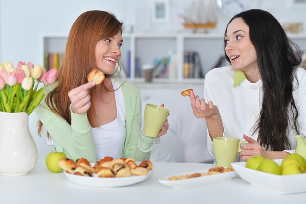 Twee vrouwelijke vrienden die thee drinken