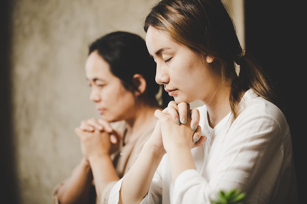 Twee vrouwen bidden aanbidding geloven