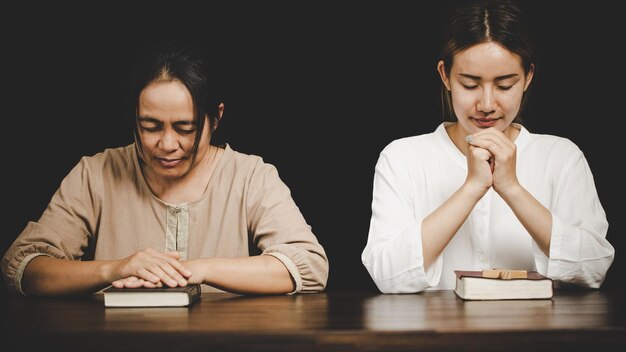 Twee vrouwen bidden aanbidding geloven